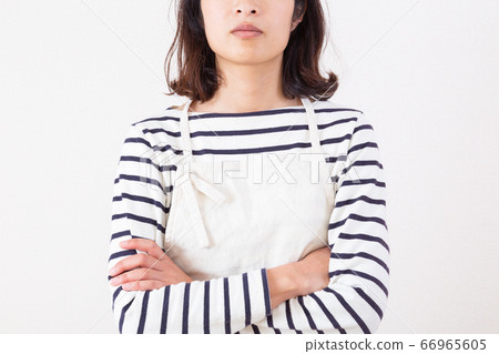 Women with arms 66965605