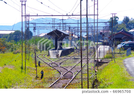 Scenery of Ichibataguchi Station, where you can see a retro wooden platform surrounded by columns of overhead lines ... Izumo City, Shimane Prefecture (sunny) Scenery of Ichibataguchi Station, where you can see a retro wooden platform surrounded by columns of overhead lines ... Izumo City, Shimane Prefecture (sunny) 66965708