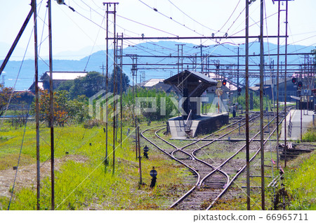 Scenery of Ichibataguchi Station, where you can see a retro wooden platform surrounded by columns of overhead lines ... Izumo City, Shimane Prefecture (sunny) Scenery of Ichibataguchi Station, where you can see a retro wooden platform surrounded by columns of overhead lines ... Izumo City, Shimane Prefecture (sunny) 66965711