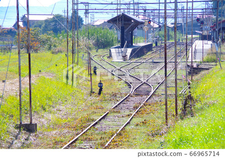 Scenery of Ichibataguchi Station, where you can see a retro wooden platform surrounded by columns of overhead lines ... Izumo City, Shimane Prefecture (sunny) Scenery of Ichibataguchi Station, where you can see a retro wooden platform surrounded by columns of overhead lines ... Izumo City, Shimane Prefecture (sunny) 66965714