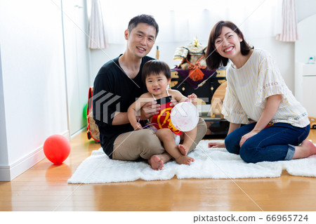 一個男孩慶祝探戈梅娃娃的節日 66965724