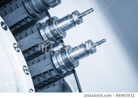 The cutting tools of the CNC milling machine . 66965932