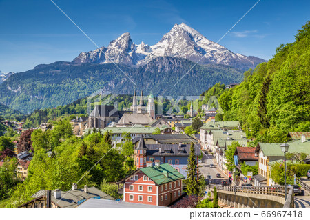 Historic town of Berchtesgaden with Watzmann mountain in summer, Bavaria, Germany 66967418
