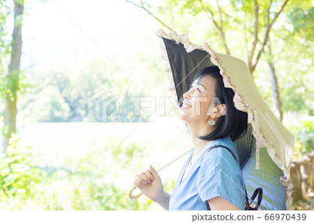 帶著陽傘散步的中年婦女帶著陽傘散步的中年婦女 帶著陽傘散步的中年婦女帶著陽傘散步的中年婦女 66970439