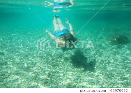 Woman swimming underwater 66970652