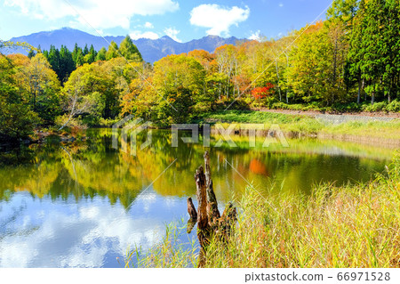 Mt. Toriko and autumn pond 66971528