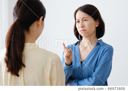 中年婦女責罵 66971608