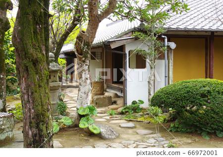 gi老湯川故居花園里站立的樹木和建築物的景色 66972001