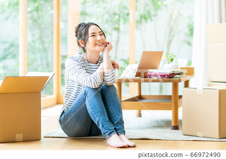A young woman who starts living alone A young woman who starts living alone 66972490