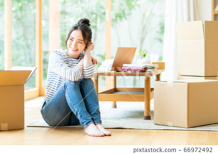 A young woman who starts living alone A young woman who starts living alone 66972492