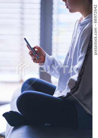 青少年熱衷於智能手機遊戲[提款圖像] 66972642