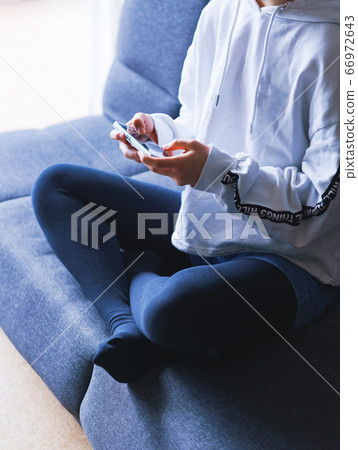 Teenagers enthusiastic about smartphone games [Image of withdrawal] 66972643