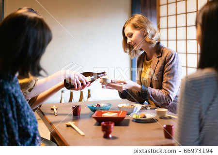Foreign women drinking sake 66973194