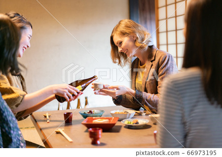 外國婦女喝清酒 66973195