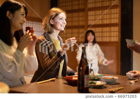 外國婦女喝清酒 外國婦女喝清酒 66973203