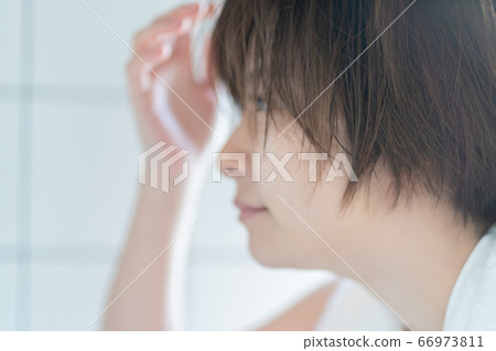 30多歲的女人在做早晨造型 66973811