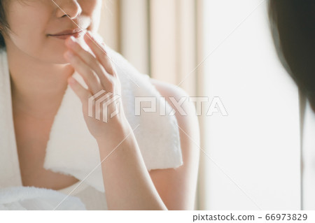 30多歲的女人洗完臉後照顧她的嘴唇 66973829