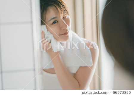 30多歲的女人在早上洗臉 66973830