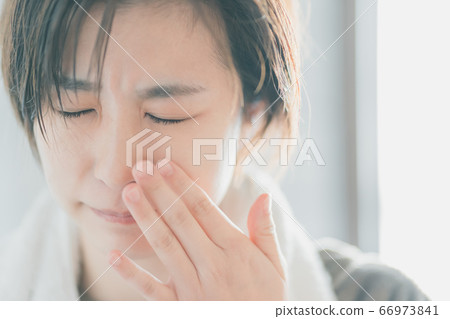 Eye itchy lady 66973841