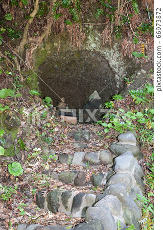 Gentile cave 66973872