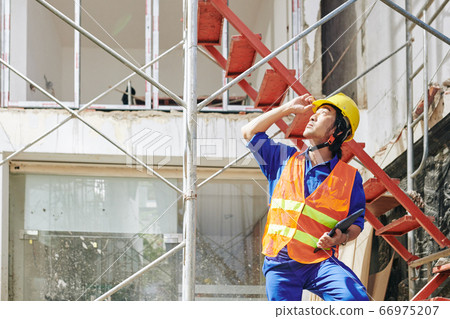 Construction worker with tablet computer 66975207
