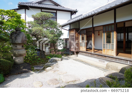 View of the courtyard and building of Hirofumi Ito Bettei, Hagi City 66975218