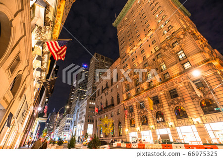 <紐約>曼哈頓第五大道夜景 66975325