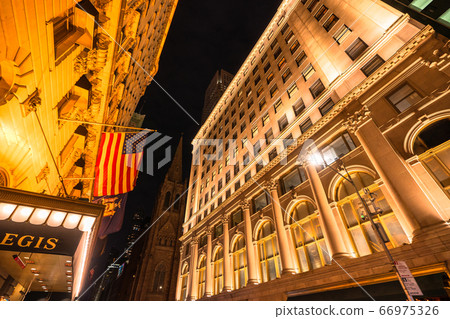 <紐約>曼哈頓第五大道夜景 66975326