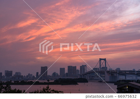 《東京》東京灣地區日落時的彩虹橋 《東京》東京灣地區日落時的彩虹橋 66975632