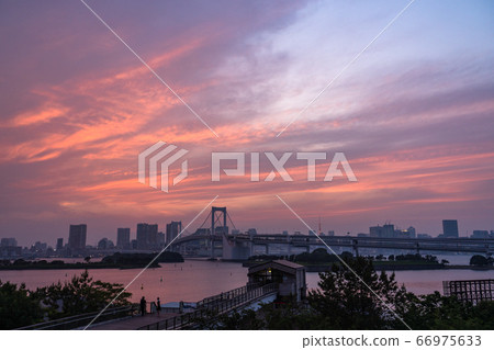 《東京》東京灣地區日落時的彩虹橋 《東京》東京灣地區日落時的彩虹橋 66975633