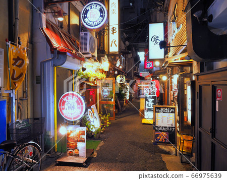 大阪梅田在晚上在第一個天神街購物區的小巷後面 大阪梅田在晚上在第一個天神街購物區的小巷後面 66975639