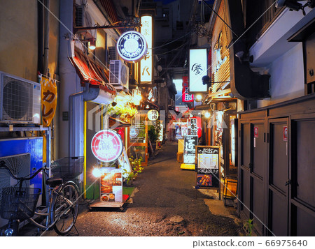 大阪梅田在晚上在第一個天神街購物區的小巷後面 大阪梅田在晚上在第一個天神街購物區的小巷後面 66975640