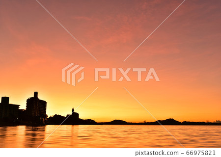 Lake Okuhamana Lakeside dawn 66975821