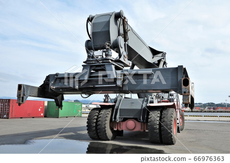 Reach stacker 66976363
