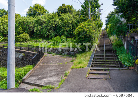 通往山上住宅區的狹窄樓梯 通往山上住宅區的狹窄樓梯 66976843