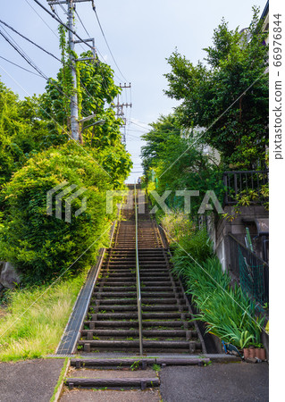 通往山上住宅區的狹窄樓梯 66976844