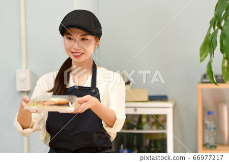 A female clerk giving a lunch 66977217