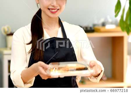 A female clerk giving a lunch 66977218