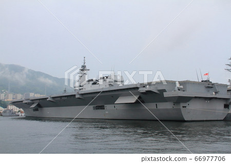 JMSDF“ Kaga”停泊在JMSDF Kure基地 JMSDF“ Kaga”停泊在JMSDF Kure基地 66977706