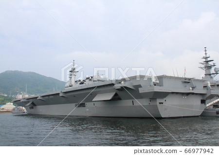 JMSDF“ Kaga”停泊在JMSDF Kure基地 66977942