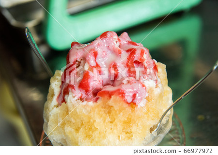 Strawberry shaved ice 66977972