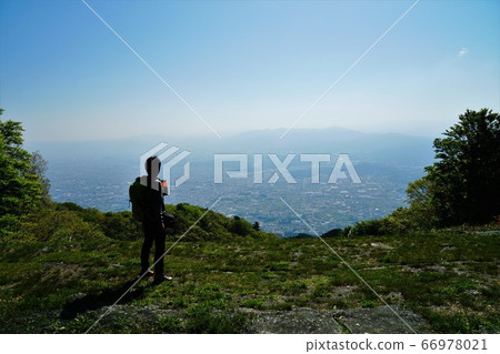 Mountaineers looking at the foothills of Mt. 66978021