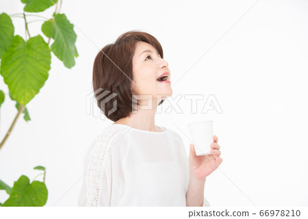 Senior woman gargling 66978210