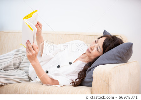 Senior woman stay home 66978371