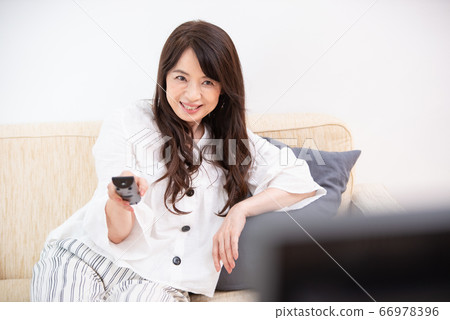 Senior woman stay home 66978396