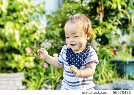 一個在外面玩水而興奮的孩子 一個在外面玩水而興奮的孩子 66978428