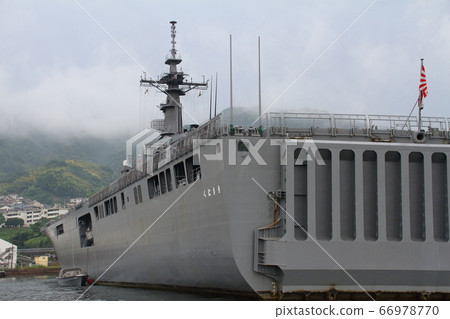 停泊在JMSDF吳基地的運輸船“ Kunisaki” 停泊在JMSDF吳基地的運輸船“ Kunisaki” 66978770