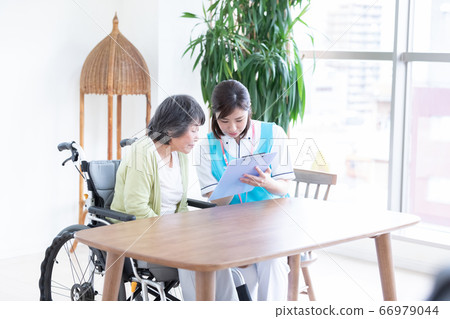 女高管和照顧者照顧者一邊聽一邊填寫問卷 女高管和照顧者照顧者一邊聽一邊填寫問卷 66979044