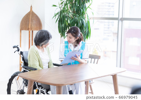 女高管和照顧者照顧者一邊聽一邊填寫問卷 女高管和照顧者照顧者一邊聽一邊填寫問卷 66979045