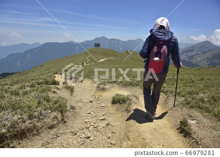 Jomon hot warm sunlight irradiation Takayama mountain, brilliant Yamajiya Zhiyang sunlight overflow, mountaineering passengers running between. Jomon hot warm sunlight irradiation Takayama mountain, brilliant Yamajiya Zhiyang sunlight overflow, mountaineering passengers running between. 66979281